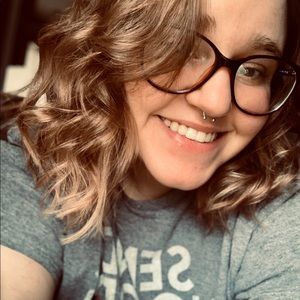 Meet your Posher, Larissa